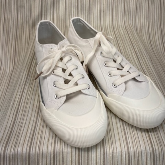 NWOT Arizona Jean Co white women's sneakers size 9 but fit like large 10 - Picture 1 of 5